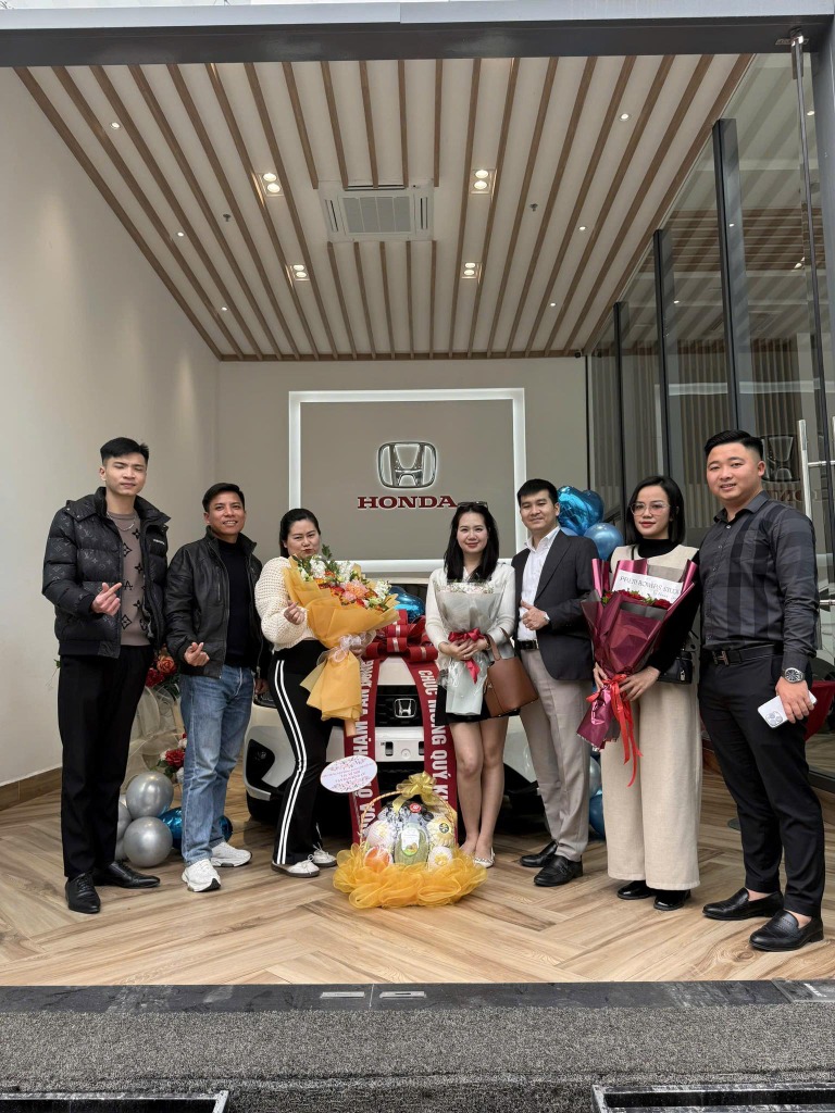 Em Thảo Linh nhận xe Honda